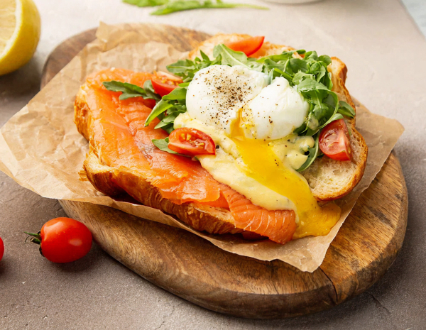 Бранч отчаянных домохозяек 2.0: тартар из сибаса, яйца Бенедикт и вишнёвый пирог | 18+