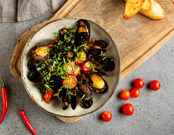 Ночь в Париже: Стейк с соусом Cafe de Paris, мидии по-французски и крем-брюле | 16+