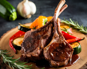 Каре ягненка с овощами гриль