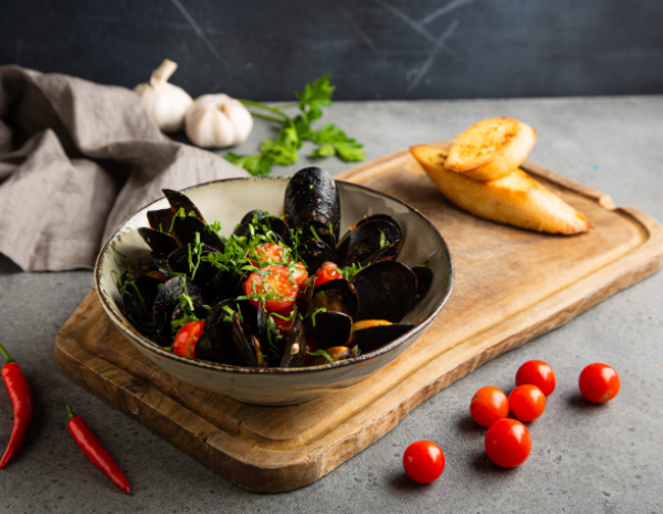 Ночь в Париже: Стейк с соусом Cafe de Paris, мидии по-французски и крем-брюле | 16+