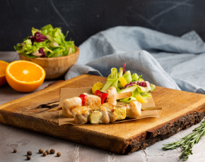 Шашлычки из индейки с салатом