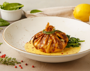 Блин с лососем и сыром камамбер под голландским соусом