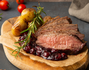 Ньюпорт стейк с картофелем и соусом "Вишневый бренди"