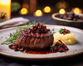 Филе миньон с красным вином и луковым мармеладом