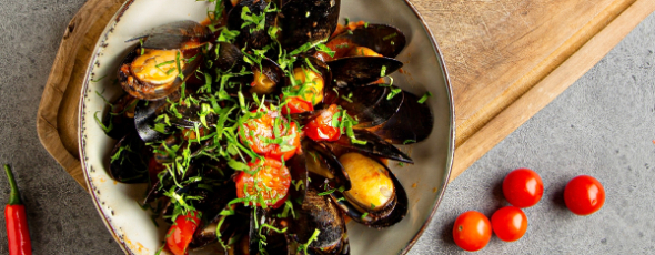 Ночь в Париже: Стейк с соусом Cafe de Paris, мидии по-французски и крем-брюле | 16+